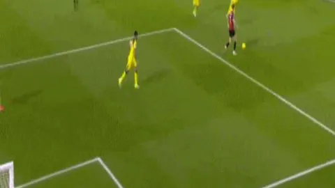 博纳空中摘帽狂轰扣篮，76人连追8分势头强劲逆袭！